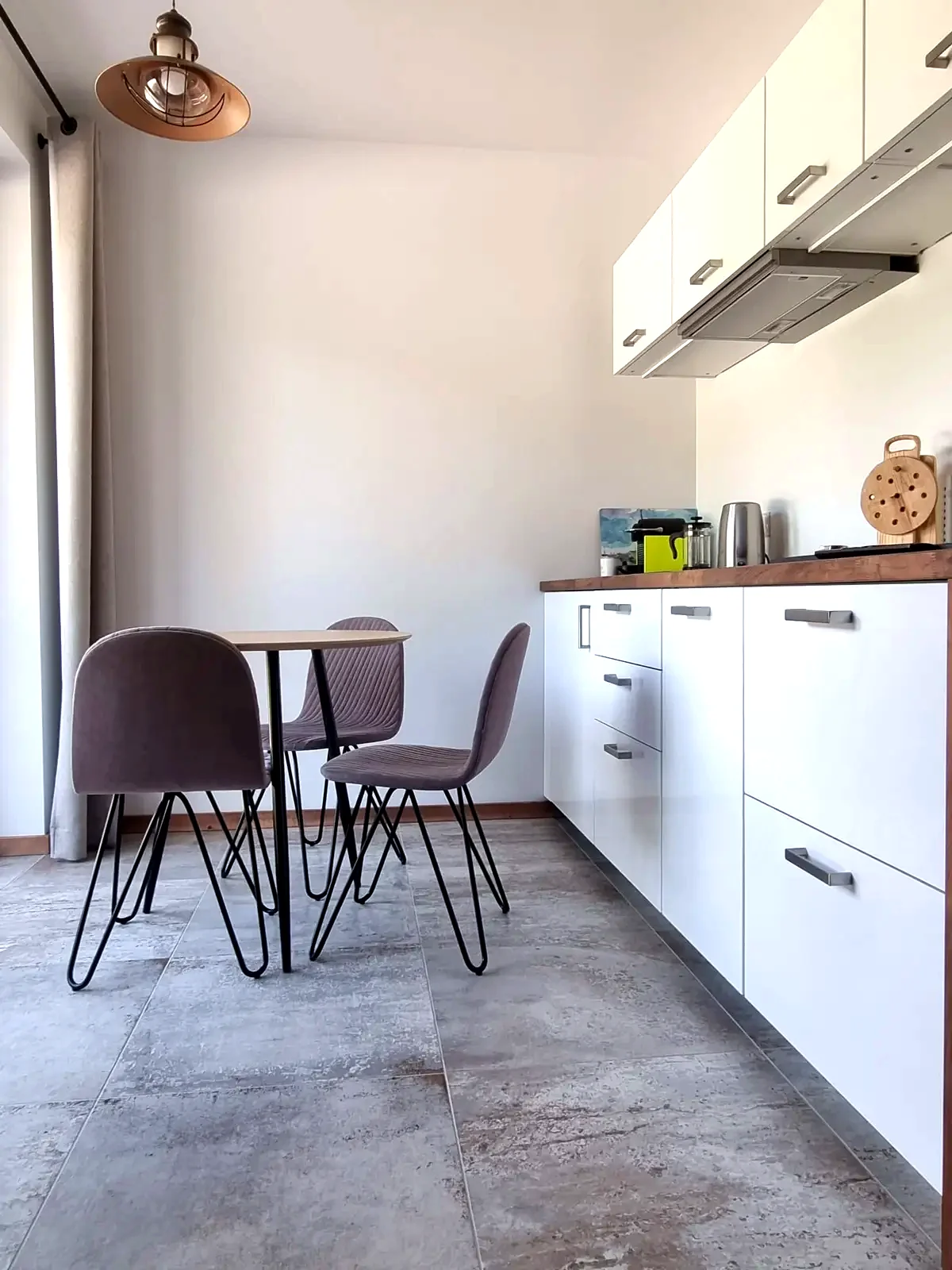 Biała kuchnia i stół w Apartamencie 2 w Szczyrku
