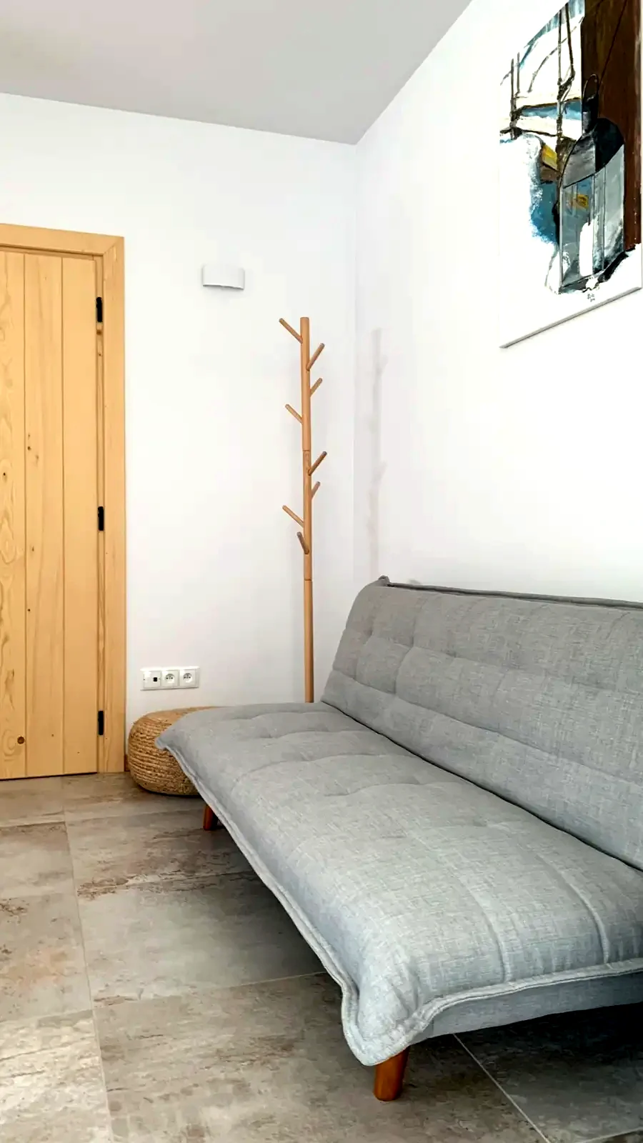 Strefa wypoczynku z sofą w Apartamencie 2