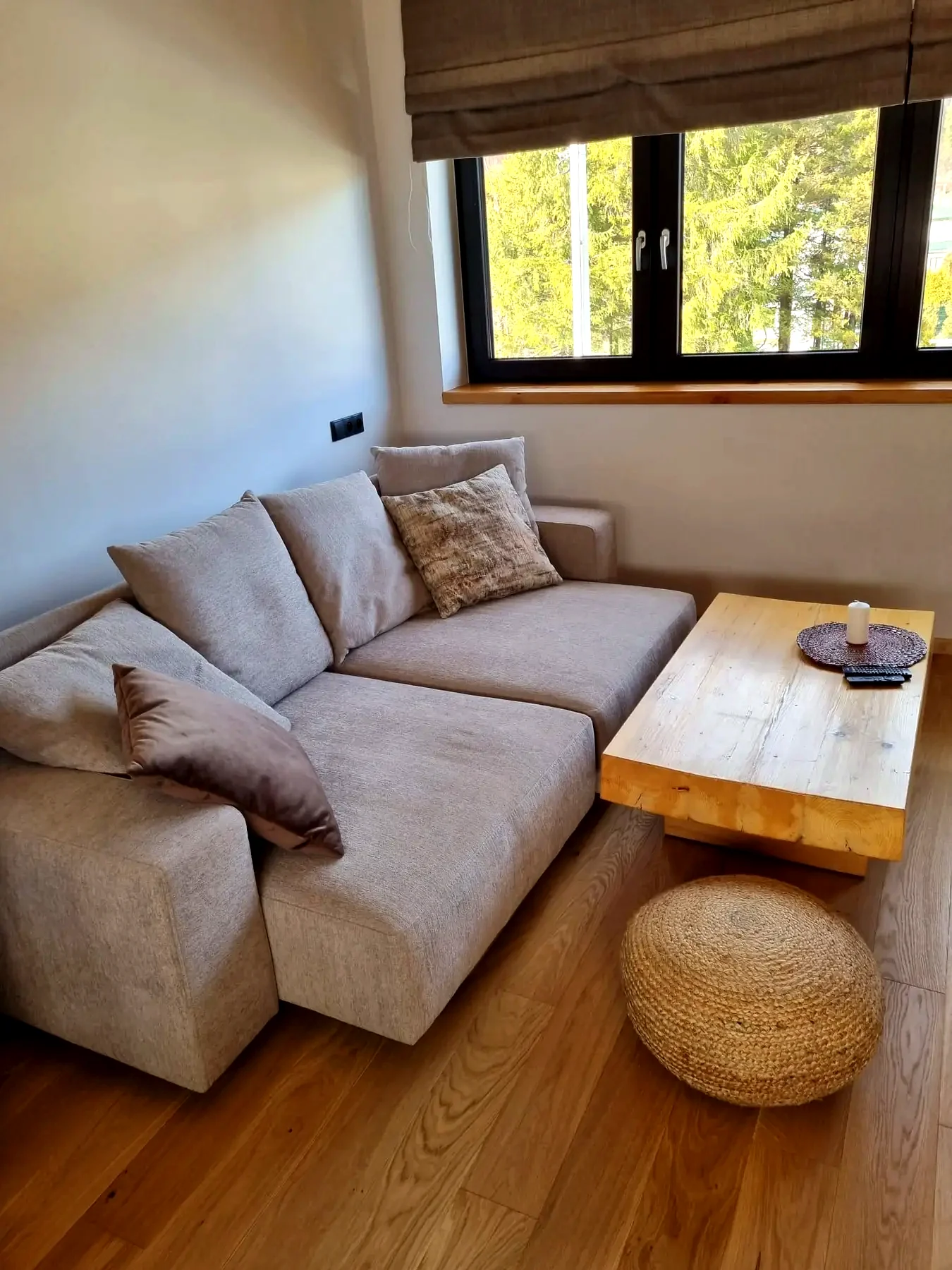 Strefa wypoczynku Apartamentu 3 przy dużym oknie