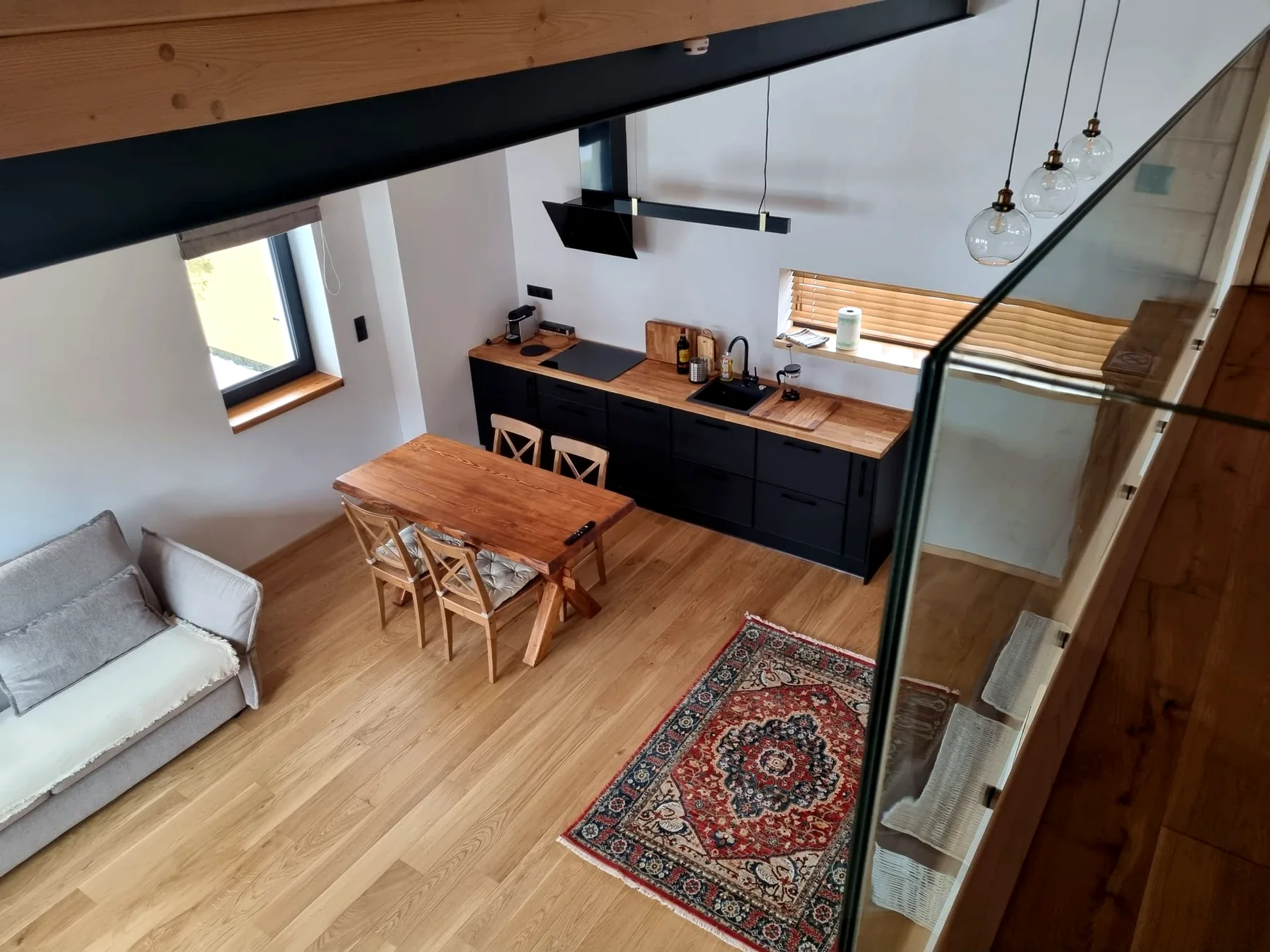 Widok z antresoli na kuchnię, jadalnię i salon Apartamentu 4
